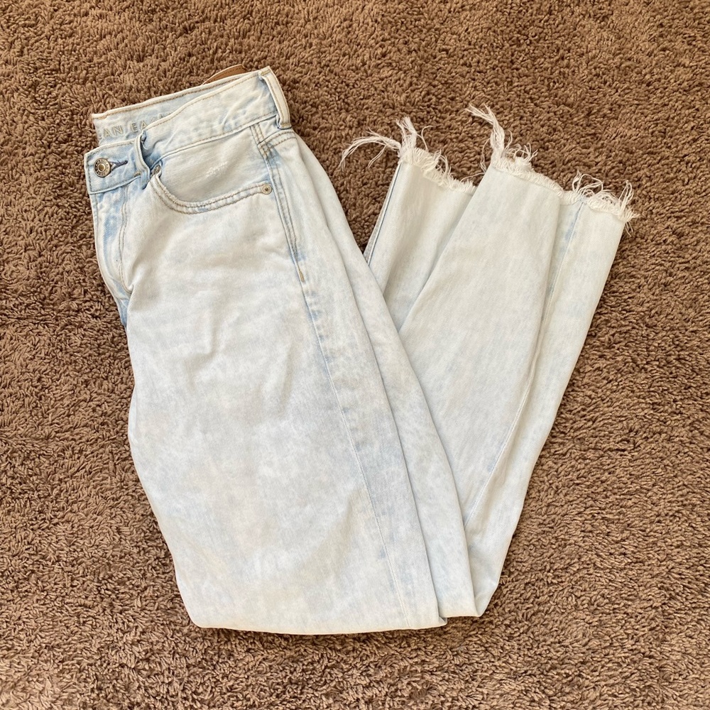 American Eagle Light Wash Mom Jeans ✨